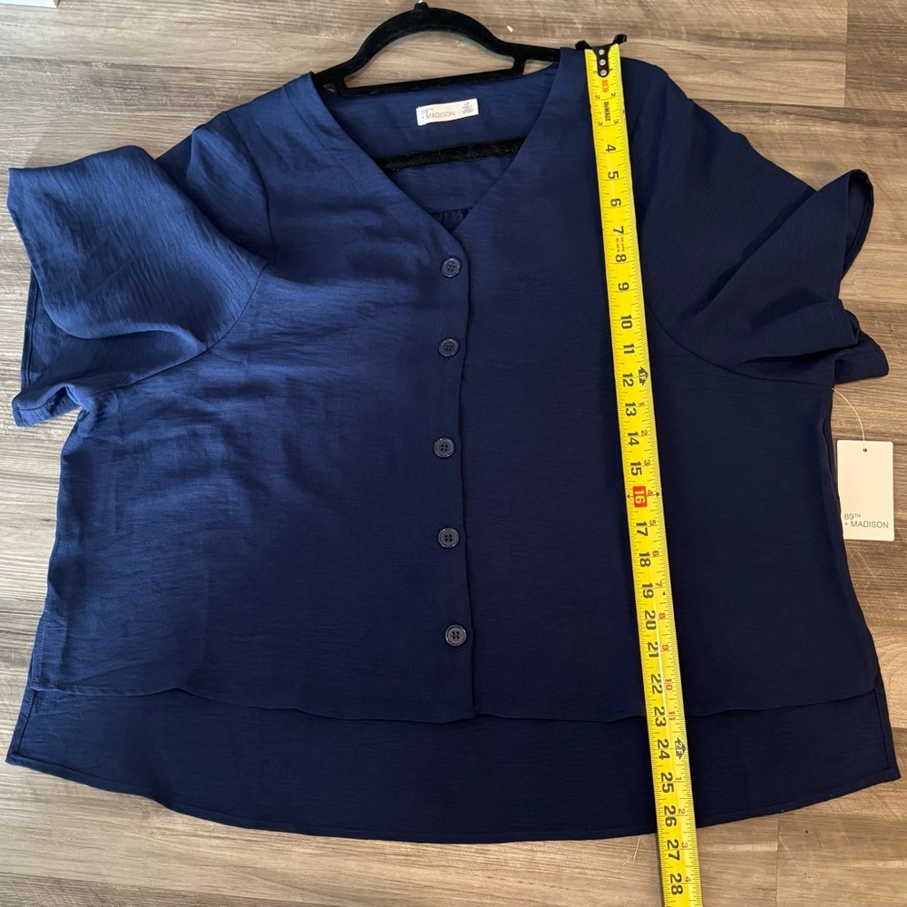 NWT 89th & Madison V-Neck Navy Button-Down Blouse - Large - Picture 6 of 7